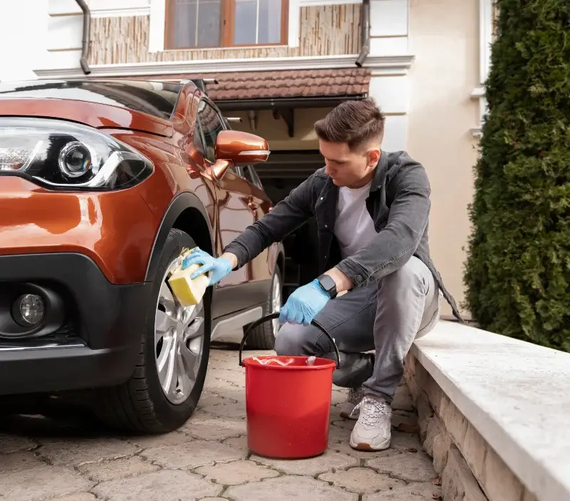 Lavage auto à domicile Village-Neuf : professionnel intervenant sur un véhicule